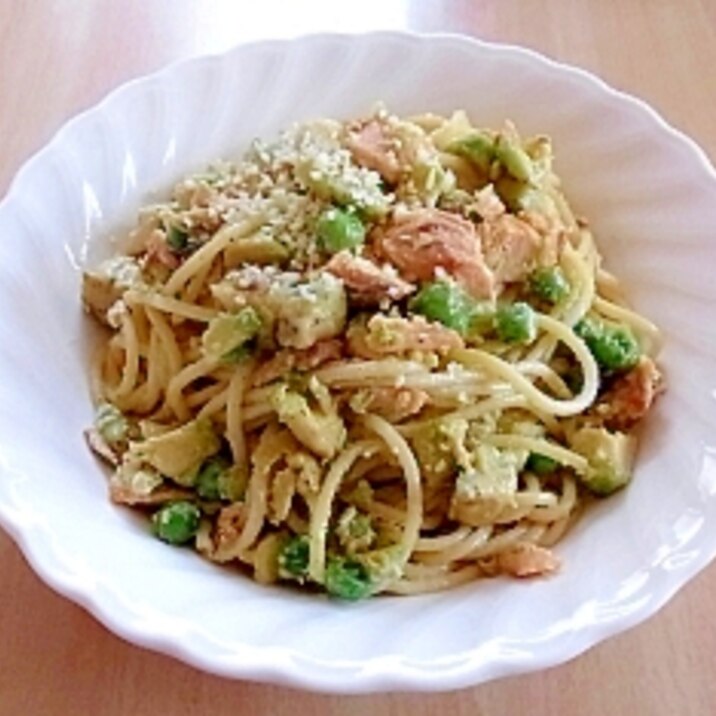 アボカドと鮭のスパゲティ